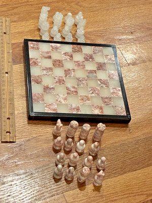 VINTAGE STONE CHESS SET - BEIGE & WHITE ONYX MARBLE STYLE COMPLETE BEAUTIFUL WOW