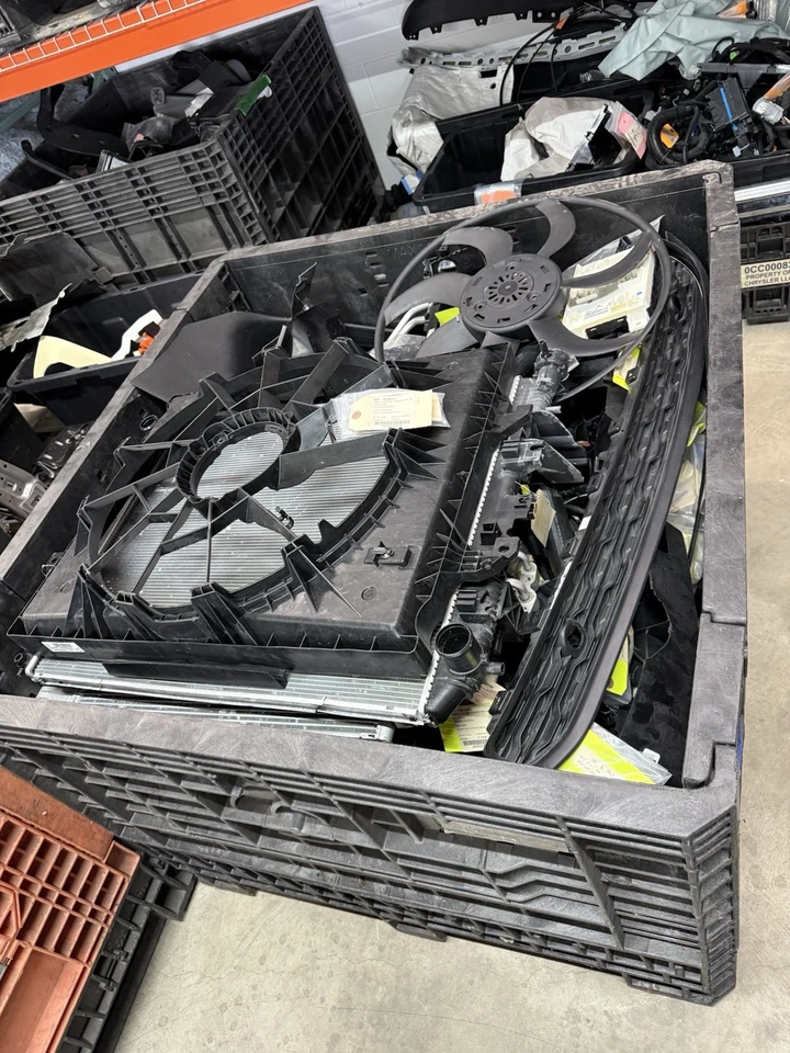 Caja llena de piezas de automóvil. Ford. Ram. Chevy. Volkswagen Foto 3 de 4