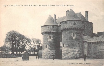 GUERANDE - la porte St-Michel - the town hall is in the right tower