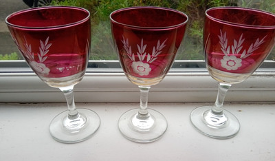 3 Weingläser Vintage Rubinrot Juckreiz