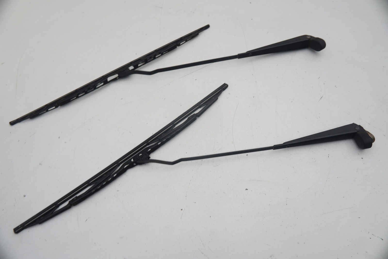 Set Front Windshield Wiper Arm Blade 60767800 OEM Ferrari Mondial Cabriolet 1985