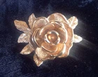 VINTAGE GOLD TONE SARAH COVENTRY COSTUME JEWELRY FLOWER BROOCH PIN