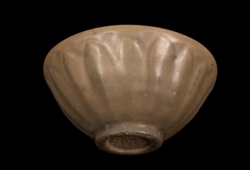 Eine feine , antike Steinzeug -/ Celadon Schale. China. Yuan ca. 13./14. Jh. - Bild 4 von 7