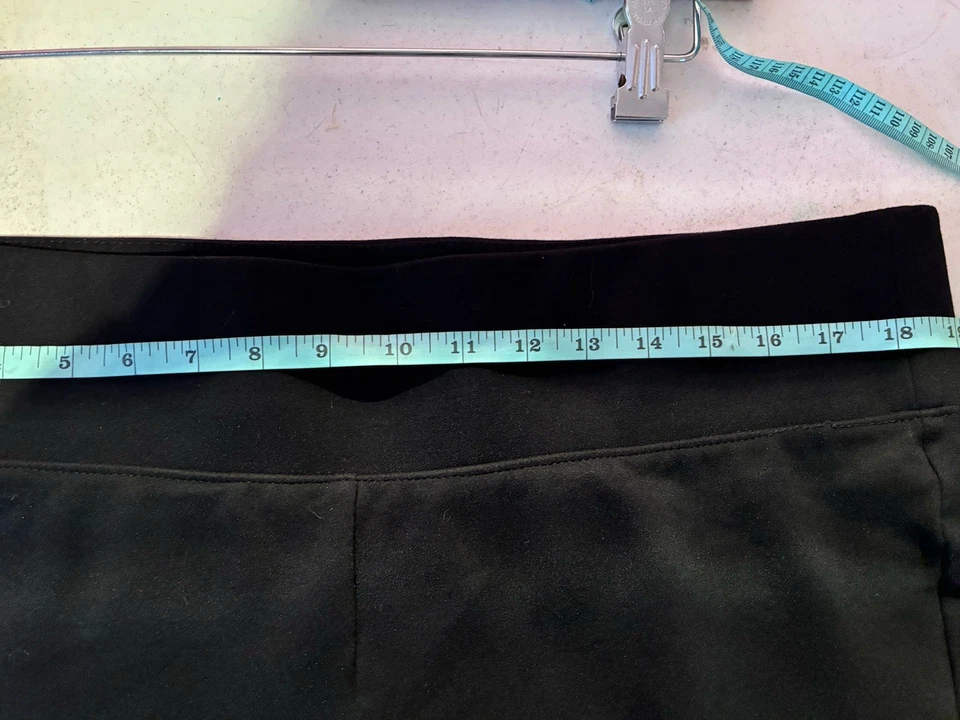 Pantalones al tobillo elásticos negros tórridos para mujer talla 2R calce ajustado. Foto 4 de 4