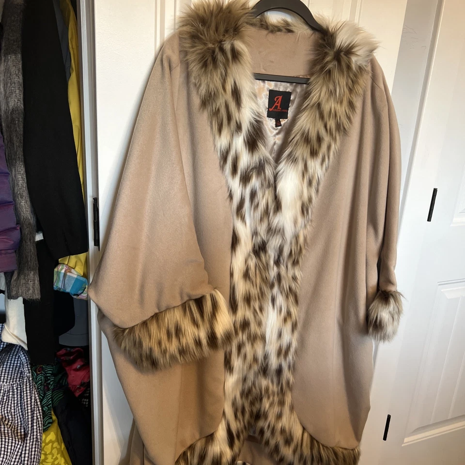 Poncho Capa Adrienne Landau Microfleece Bronceado Con Cuello y Puños de Piel Sintética 3X Foto 3 de 4