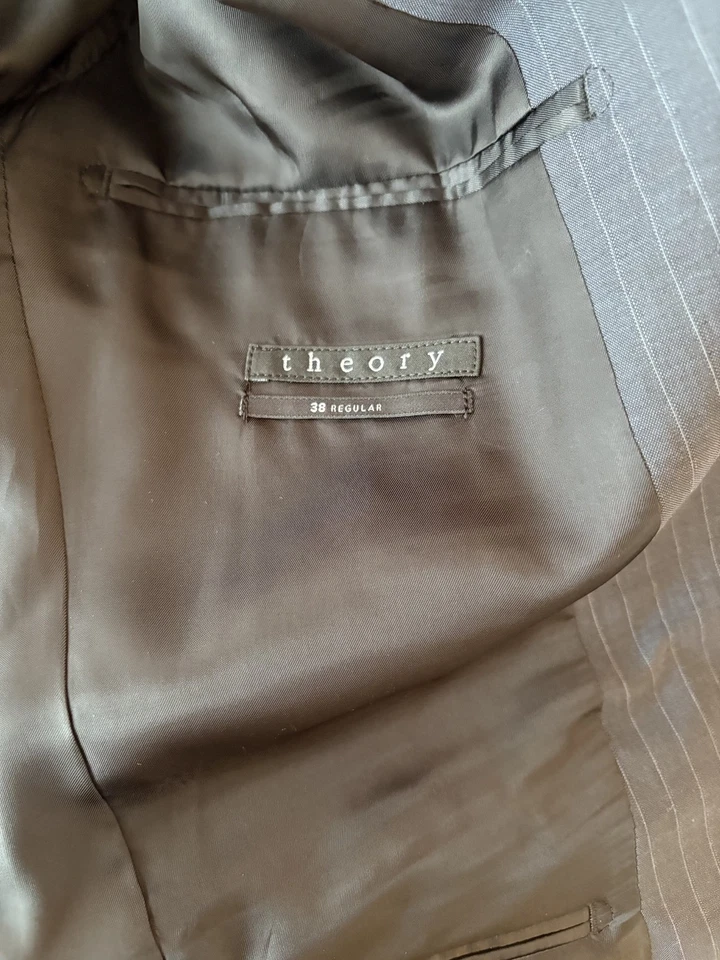 Traje a rayas Theory azul marino talla 38R con pantalones talla 31 Foto 3 de 4