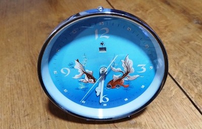 Alter mechanischer Wecker Golden Rooster, animiertes Dekor ''Fische'', China Ann. 60-70