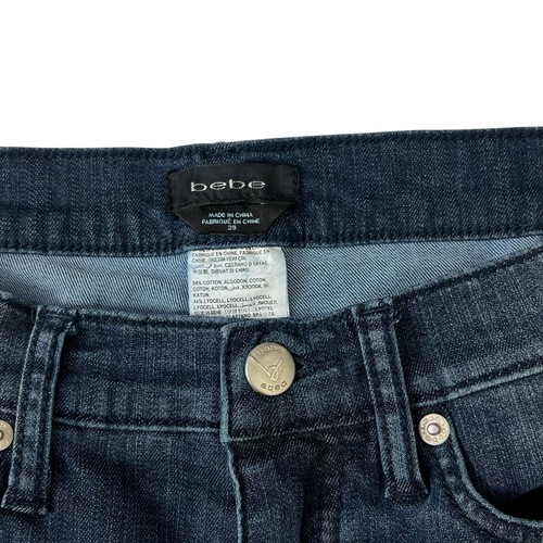 Bebe Damen Denim Jeans Shorts Gr. 28 dunkle Waschung ausgefranster Saum Reißverschlussdetail - Bild 2 von 7