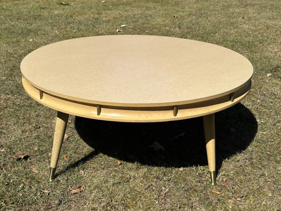 Mesa de centro vintage moderna OVNI de mediados de siglo con tapa de roble aserrado en cuartos y fórmica Foto 2 de 4