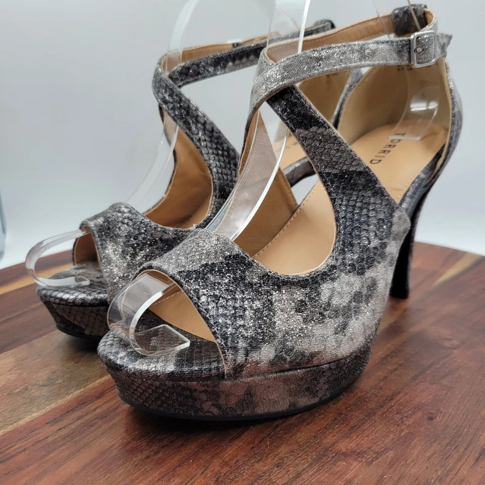 Zapatos de tacón de plataforma tórrida para mujer 8,5 WW ancho gris plata serpiente tiras aguja Foto 4 de 4