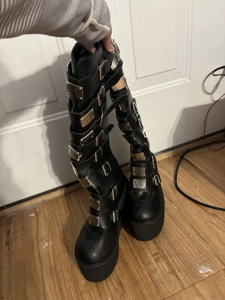 Botas femininas DEMONIA SWI815/B plataforma cunha punk gótica fivela alças altura do joelho - Imagem 2 de 3