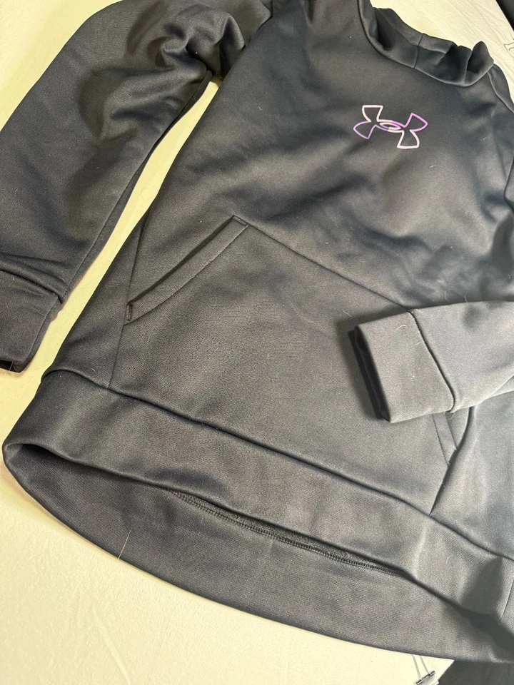 Sudadera con Capucha Under Armour Niñas Negra Talla YL Aislada Polar Apenas Usada Foto 3 de 4
