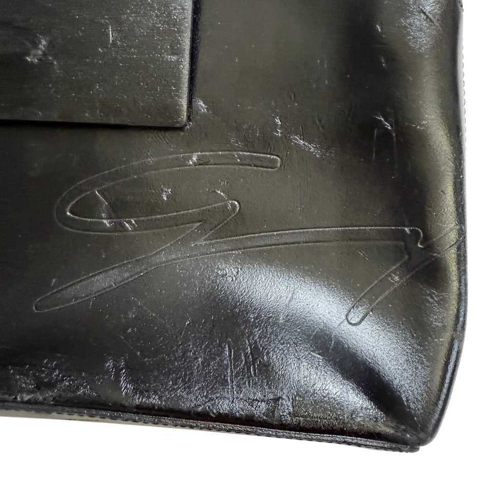 Bolsa de mão feminina GENNY bolsa de couro preta com zíper minimalista feita na Itália - Imagem 2 de 4