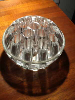 VINTAGE 16 HOLE FLOWER FROG CLEAR GLASS RARE WITH 4 FEET code 122422b