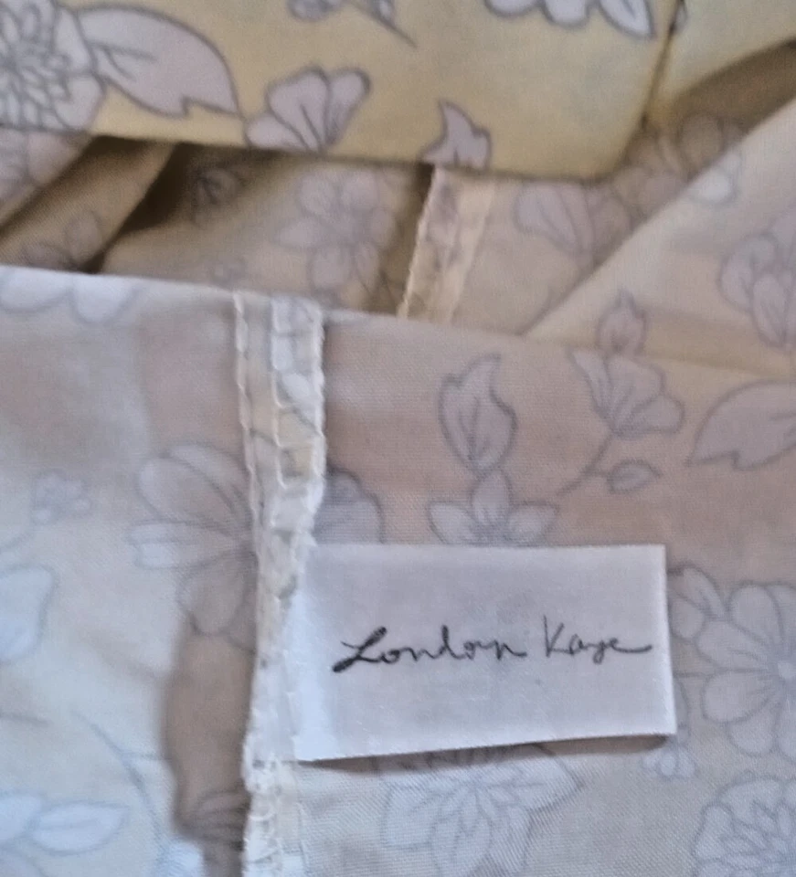 Juego de sábanas London Kaye amarillo pálido con margaritas blancas delineadas grises 4 piezas Queen Foto 3 de 4