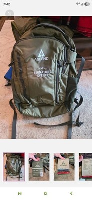 Ascend Meander 20L Green Hiking Day Pack Backpack, Mesh Back, Sternum Strap