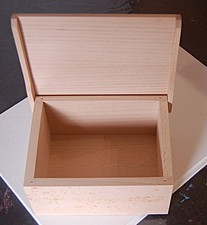 Petite boite rectangulaire en hêtre massif.