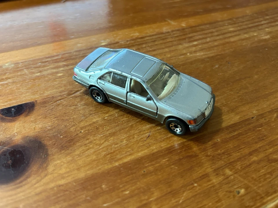 De colección 1992 Matchbox Diecast escala 1:67 plateado Mercedes-Benz 600 SEL puertas abiertas Foto 2 de 4