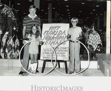 1977 Press Photo Hula Hoop winners Michelle Haberkorn and Bill Parsons
