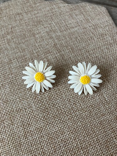 Vtg Sarah Coventry Celluloid White Yellow Daisy Flower Clip on Earrings MCM