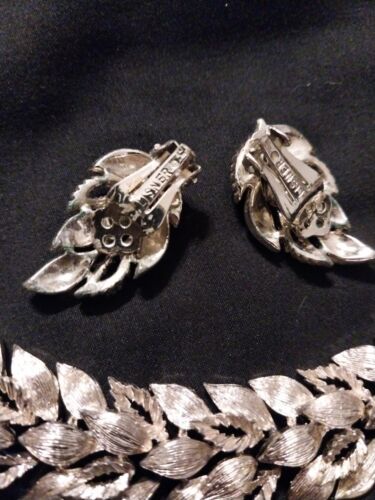 Vintage Lisner Gold Tone Leaf Necklace Bracelet & Earrings - Picture 3 of 6