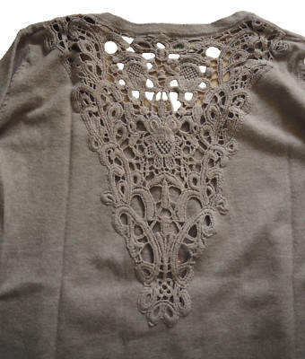 Damen Pullover in hellem taupe, Spitzeneinsatz im Rücken, Größe 36/38