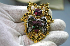 Vintage Jane 1999 AOL Gold Tone Rhinestone Metal Ribbon Brooch Pin R10