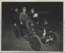 1952 Press Photo John E. Stevens, Frank Leslie & Ernest Holmes in DeDion Bouton 1952 Press Photo John E. Stevens, Frank Leslie & Ernest Holmes in DeDion Bouton