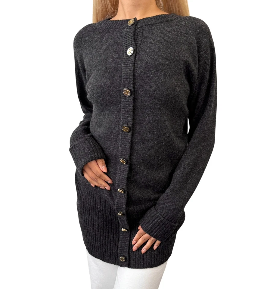 Suéter Tejido Cachemira Botón Logo Marca CC Vintage Chanel Gris Oscuro Dorado Foto 3 de 4