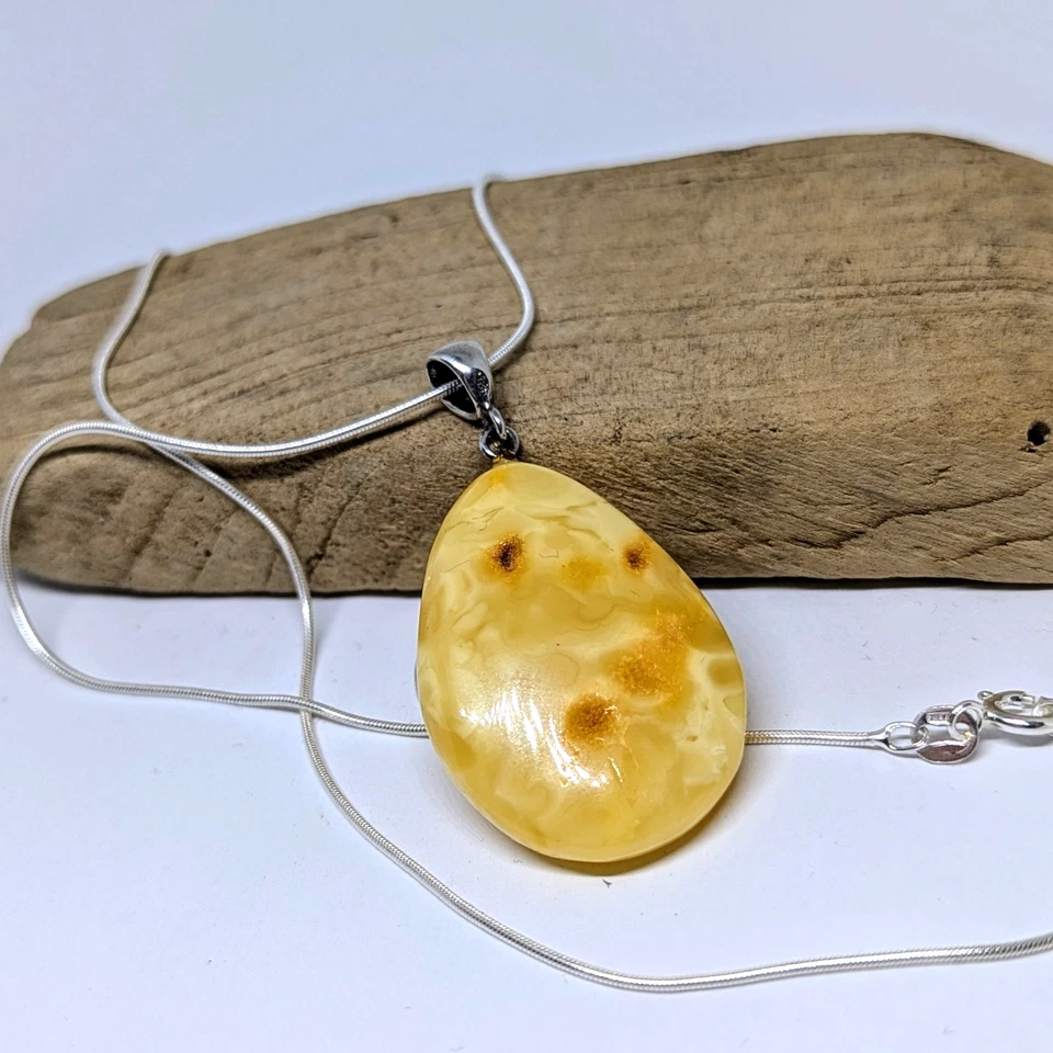Ciondolo goccia ambra baltica naturale bianca con pera reale catena in... - Immagine 2 di 4