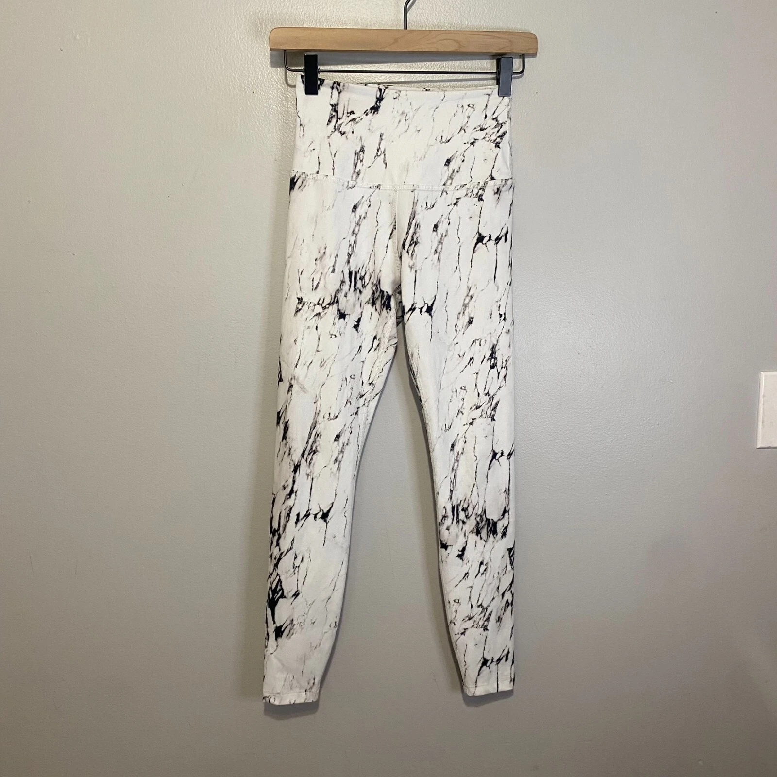 beyond-yoga olympus high-waisted marble print athletic leggings