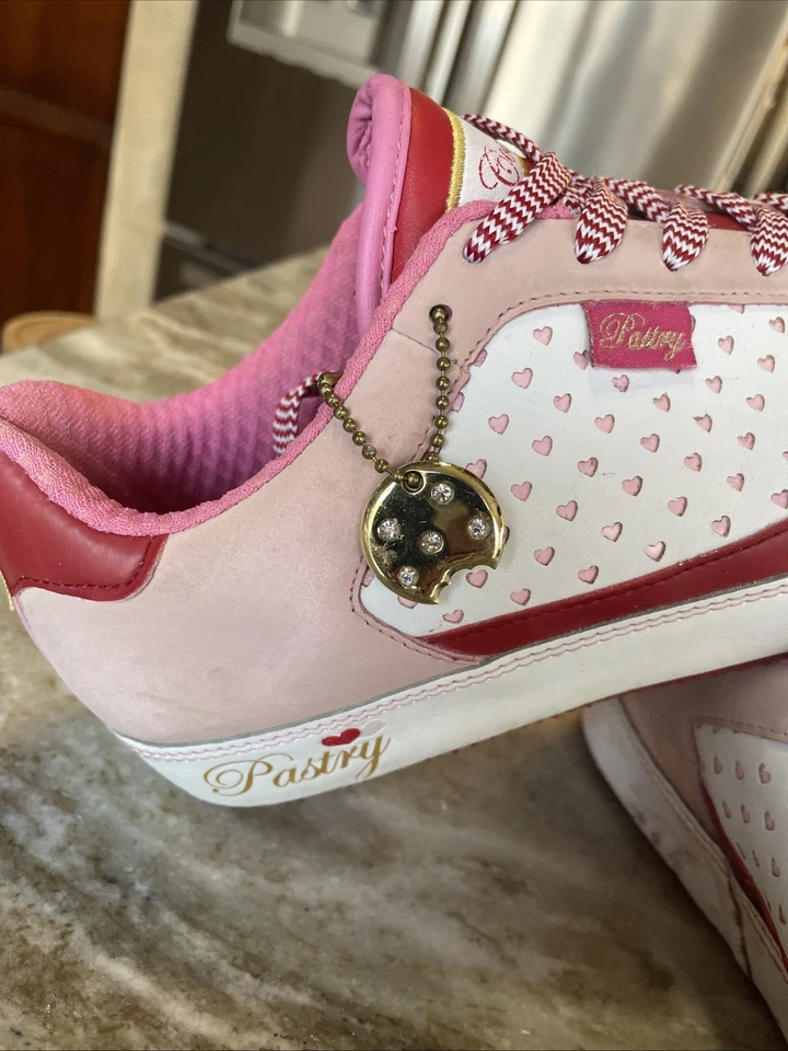 *TÊNIS PASTELARIA* Logotipo da marca Simon’s Daughters rosa corações brancos FAB COOKIE - Imagem 2 de 4