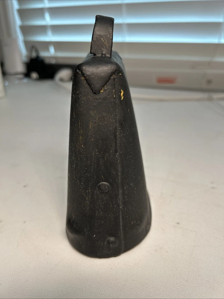 Antigua Campana de Vaca Hecha a Mano Doblada Remachada Metal Pesada Rústica Americana Primitiva Foto 4 de 4
