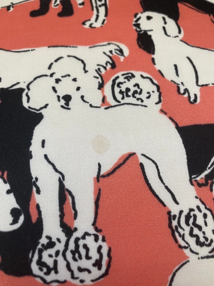 Almohada decorativa Kate Spade para perro mezcla de seda rosa salmón Foto 3 de 4