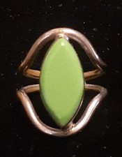 Lime green stone Silvertone statement ring. Size 7