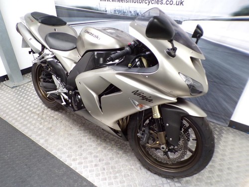 2006 KAWASAKI NINJA ZX-10R WITH ONLY 6110 MILES FROM NEW - Picture 2 of 20
