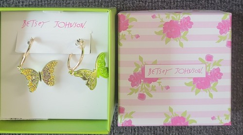 ORECCHINI FARFALLA BETSEY JOHNSON ALL A FLUTTER HUGGIE CRISTALLO GIALLO - Foto 3 di 4