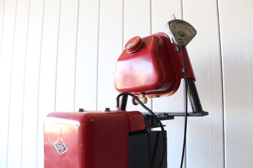Vintage Small Engine ***** Red ***** Manufactured in the UK ***** - Picture 4 of 11