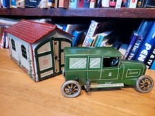 NICE 1920's LEHMANN SET TIN LITHO GARAGE with GREEN WIND UP SEDAN