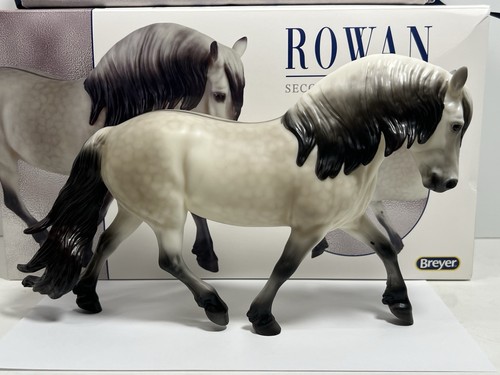 Breyer 2025 Premier Collection ROWAN Grey Highland Pony UNGEFLECHTT Neu