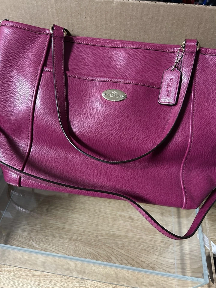 Bolso de hombro Coach Peyton de cuero saffiano magenta Foto 3 de 4