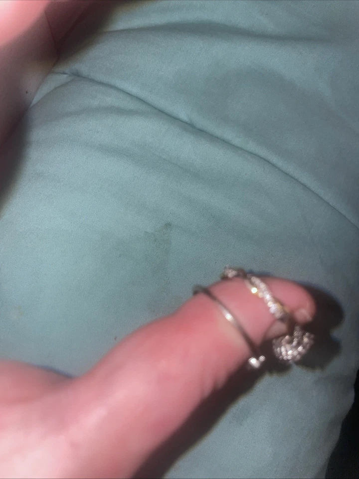 anillo de compromiso y anillo de bodas comprado en tu joyería Foto 3 de 4