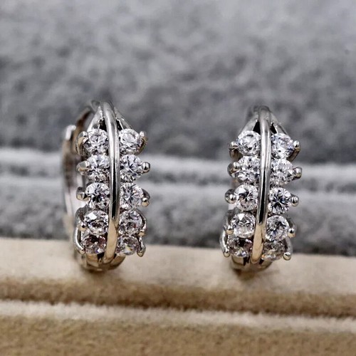 Bonitos Nuevos Pendientes de Aro Huggie Redondos Transparentes de Circonita Circonita Circonita Rellena de Oro Blanco de 18K - Imagen 3 de 5