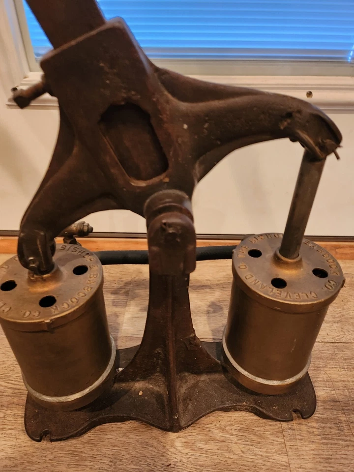 Antigua bomba de buceo de aguas poco profundas de 2 cilindros The Bishop & Babcock Co. Cleveland OH Foto 2 de 4