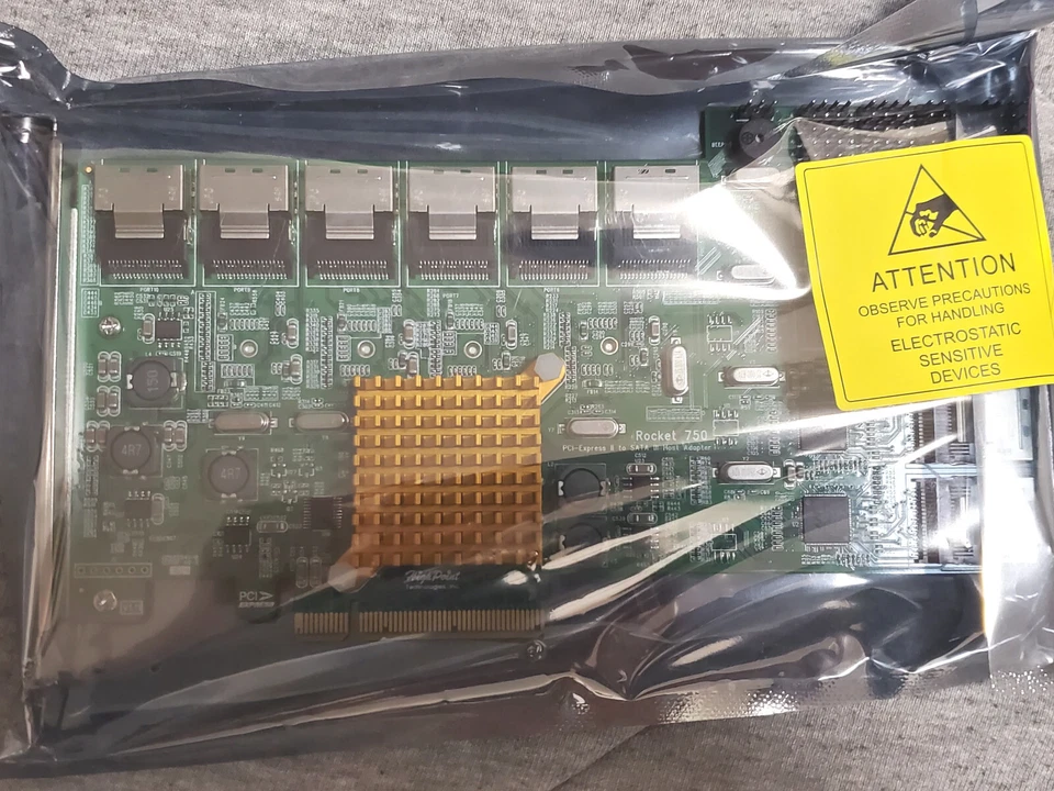 Tarjeta HBA Highpoint Rocket 750 PCIe - Controlador de unidad 40x 12Gbs SAS / 6Gbs SATA Foto 2 de 4
