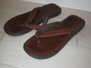 maroon nike flip flops