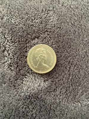 1983 QUEEN ELIZABETH II ONE POUND COIN RARE proof (up side down Writing On Edge)
