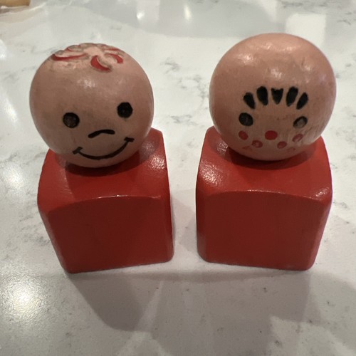 Vintage 2 Stück Vintage quadratisch Holz Little People Fisher Price Junge rot orange