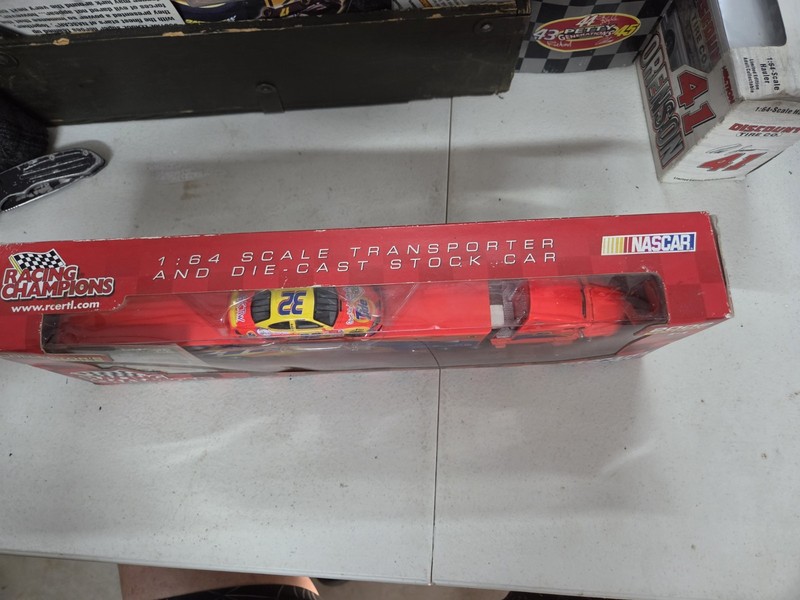Racing Champions 1:64 NASCAR 1999 Ward Burton #22 Caterpillar Transporter + Car