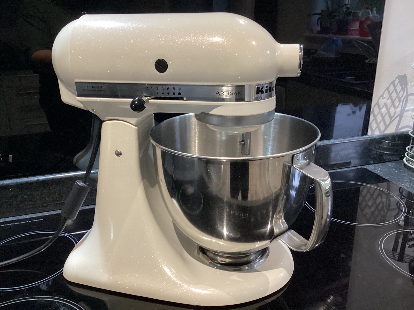 STUNNING KITCHENAID ARTISAN MIXER, RARE SPARKLY CREAM, LOADS OF EXTRAS
